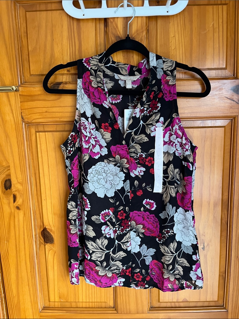 Sleeveless Floral V-Neck Top in Black and Magenta